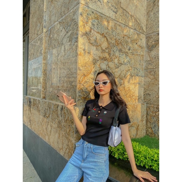 Áo crop có cổ bốn cánh hoa nhiều màu
