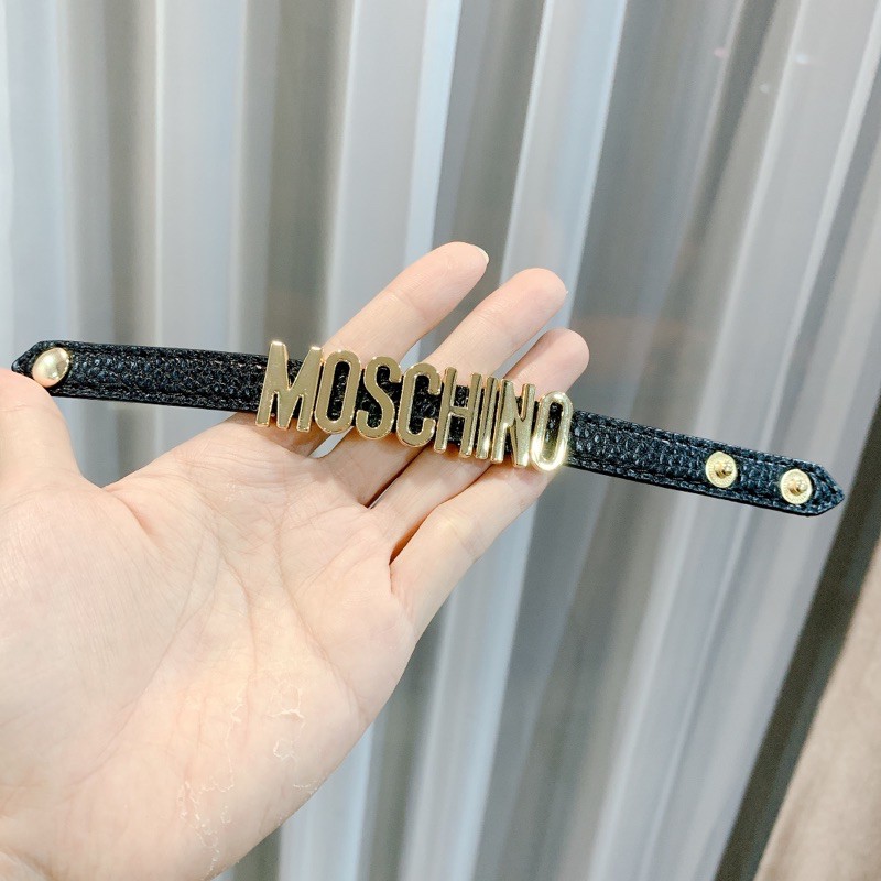 Vòng tay da chữ Moschino