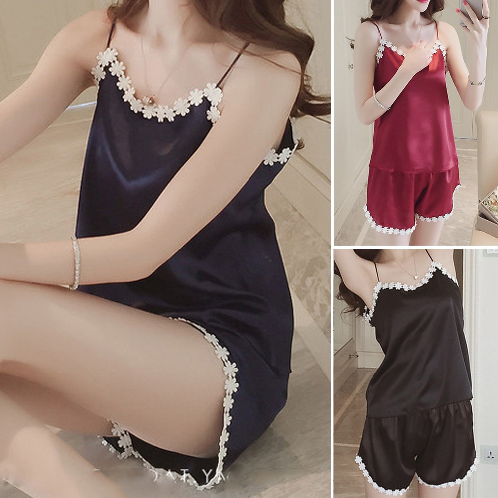 Set đồ ngủ gồm áo sát nách + quần ngắn chất phi bóng quyến rũ cho phái nữ