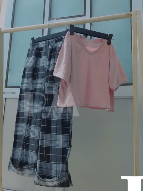 Sét áo Croptop cổ tim +quần kẻ xuông