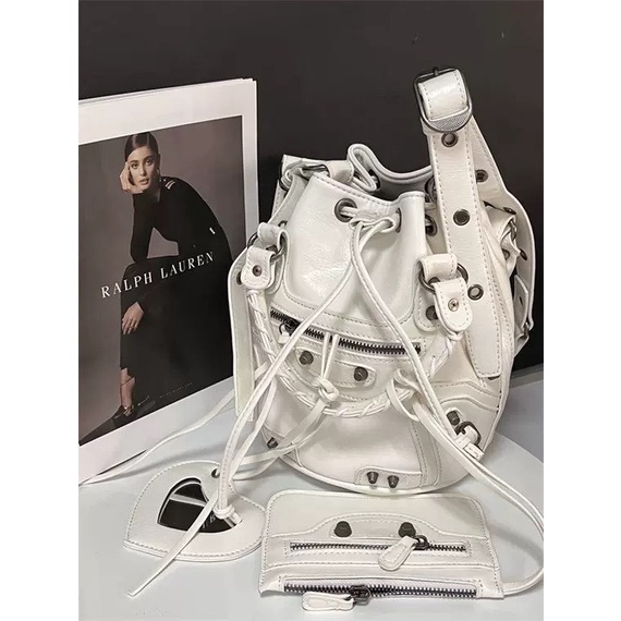 Túi đeo chéo đinh tán da sần cao cấp kèm gương thời trang kiểu mẫu Pháp  MA57)