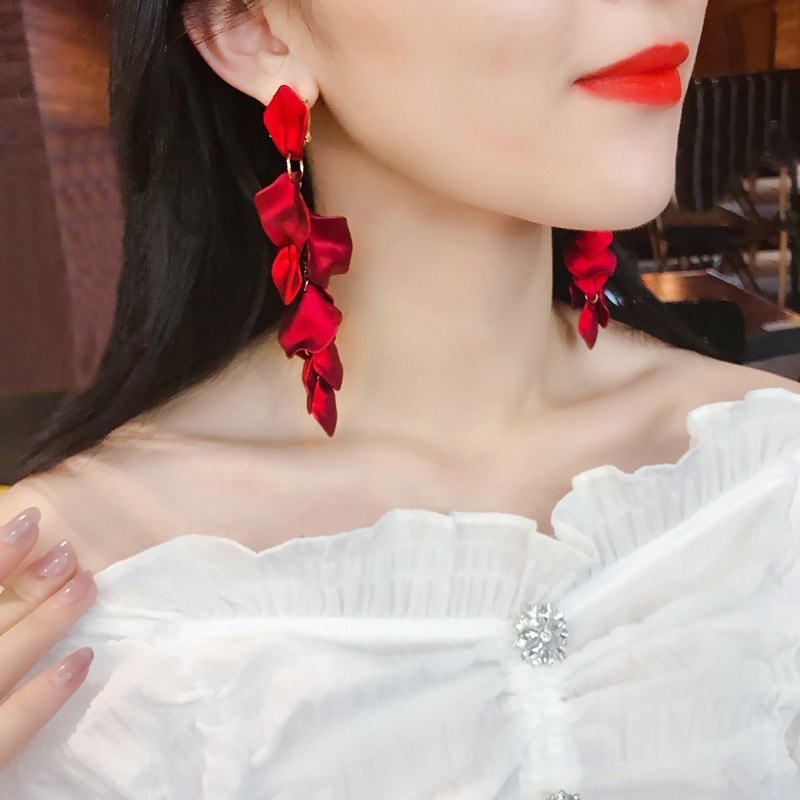 Khuyên tai dáng dài đính ngọc trai nhân tạo phối tua rua màu đỏ mừng năm mới