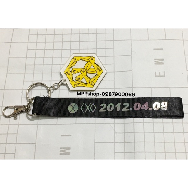 Nametag EXO kèm móc khoá mica trong EXO logo