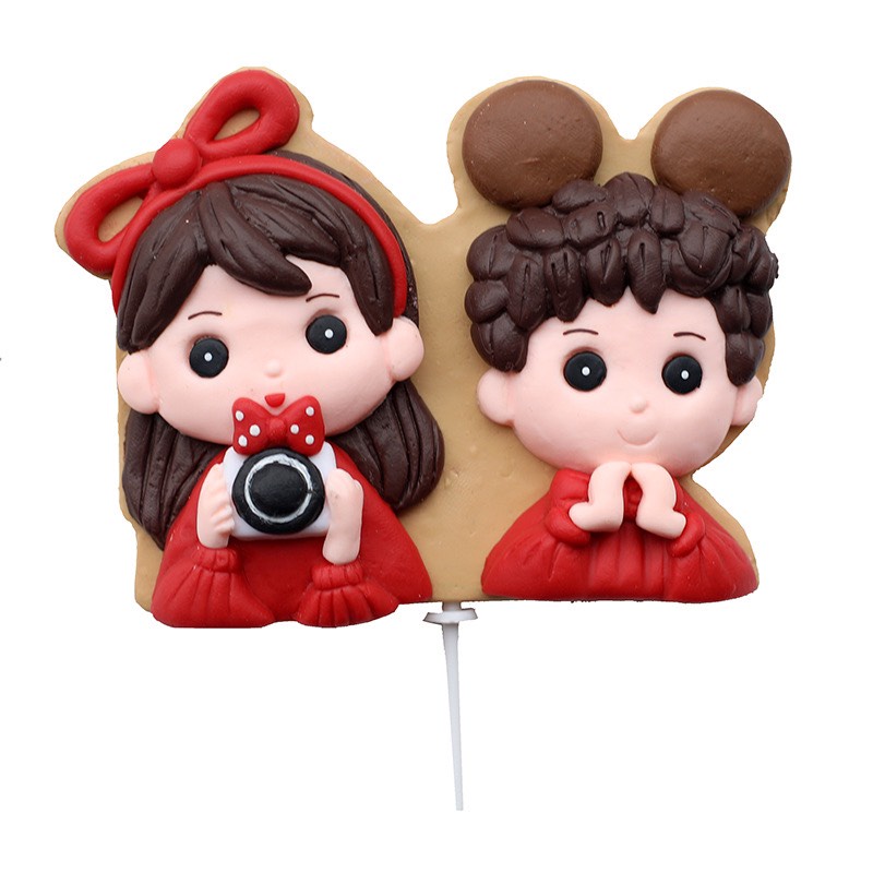 5 Đôi trai gái áo đỏ chụp ảnh (nhựa dẻo)-Q5294