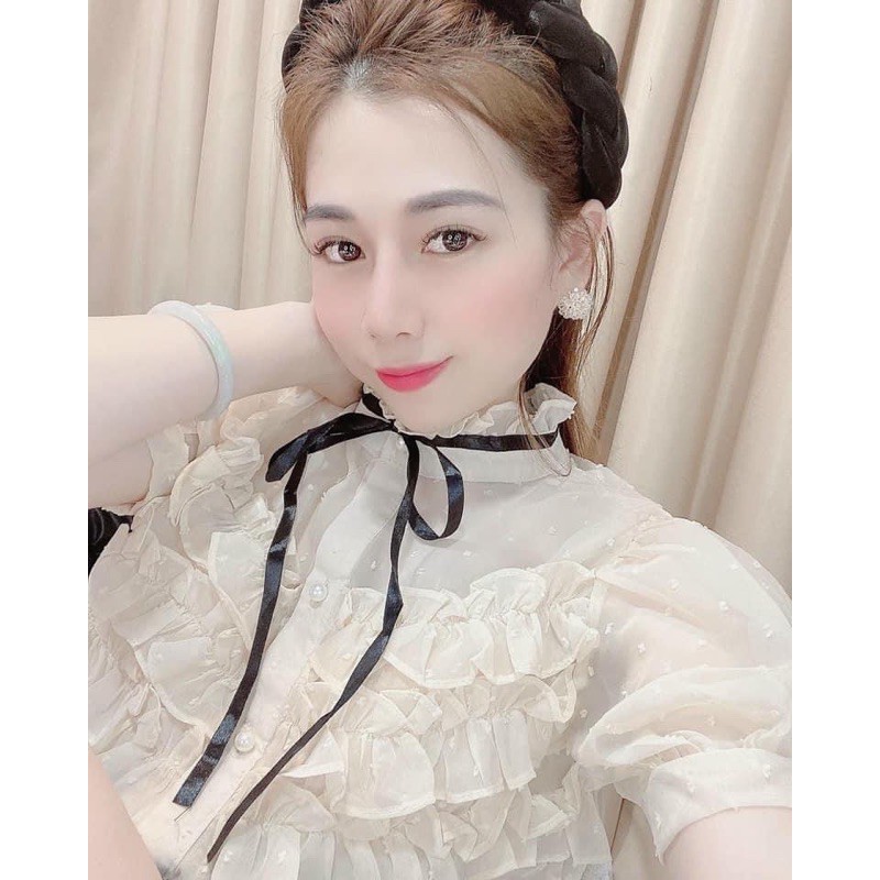 áo lụa tơ cổ nơ phối bèo.