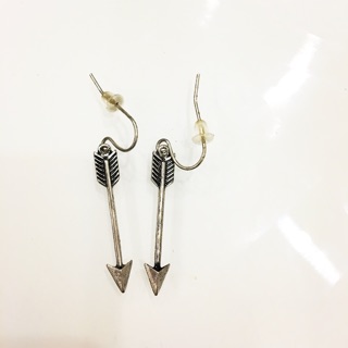 Khuyên tai nữ hình mũi tên