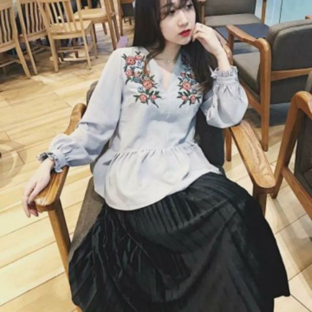 ÁO KIỂU PELUM CỔ V TAY DÀI THÊU HOA ( ẢNH SHOP CHỤP)