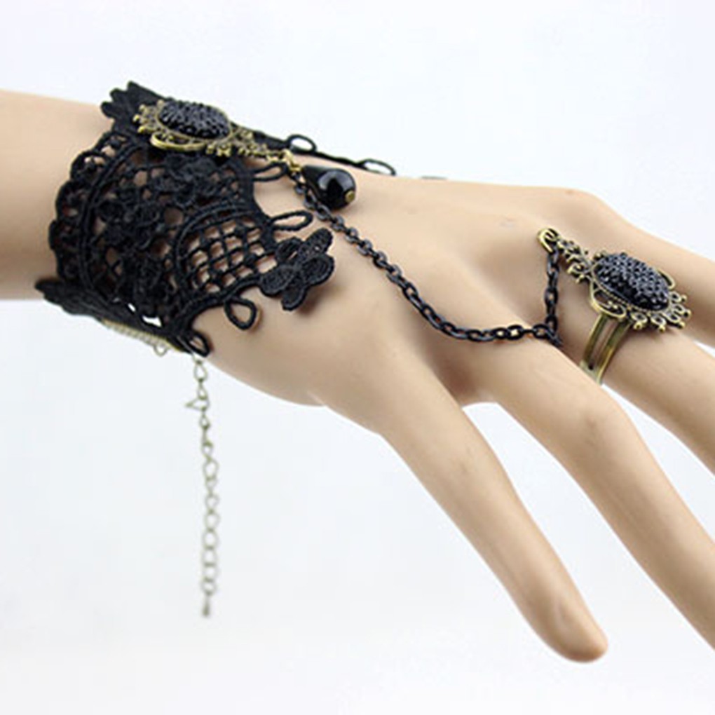 Vòng tay thiết kế ren màu đen kết hợp cùng nhẫn có đính đá phong cách quyến rũ | BigBuy360 - bigbuy360.vn