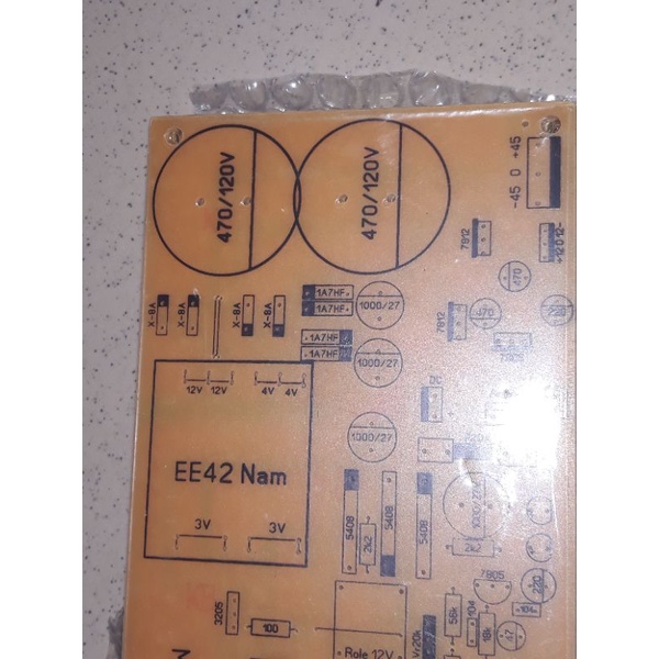 4pcb boot 12 lên 50 0 50 đôi.  500₩, có sạc.