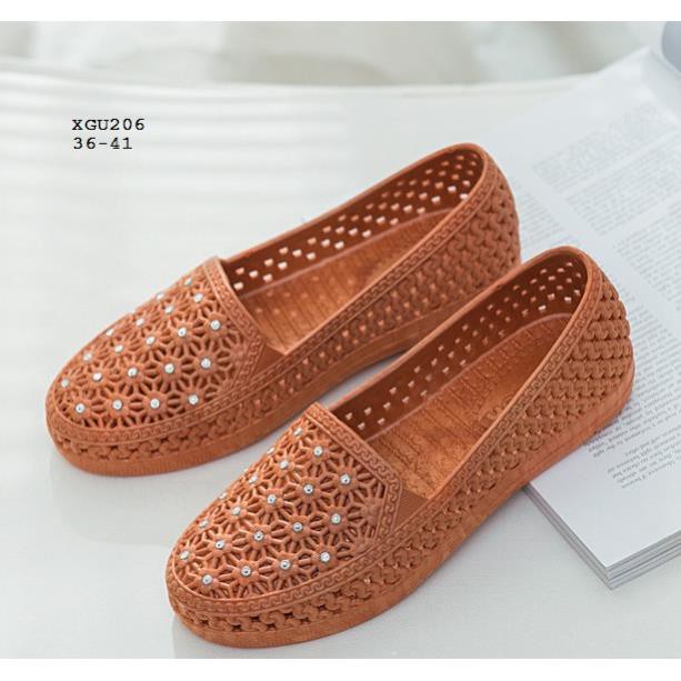 XGU206 Giày nhựa đục lỗ hoa siêu thoáng khí | BigBuy360 - bigbuy360.vn