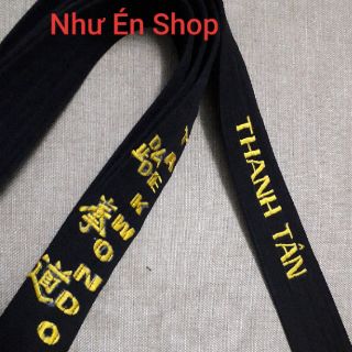 Đai đen Taekwondo có thêu tên.