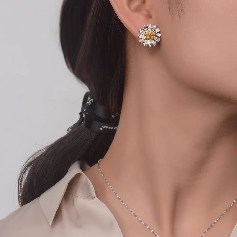 Khuyên tai bạc Cecy hoa cúc họa mi màu vàng bạc ý 925 phụ kiện trang sức tinh tế cho phái nữ - CECY 0671