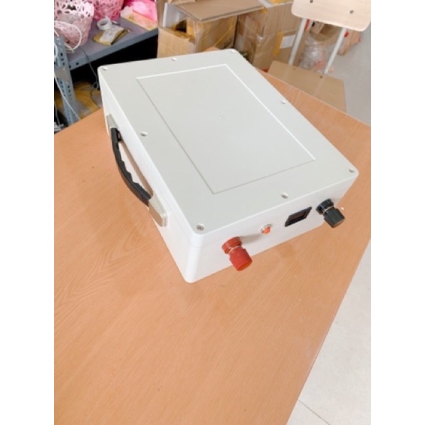 Hộp đựng pin lithium có đèn led