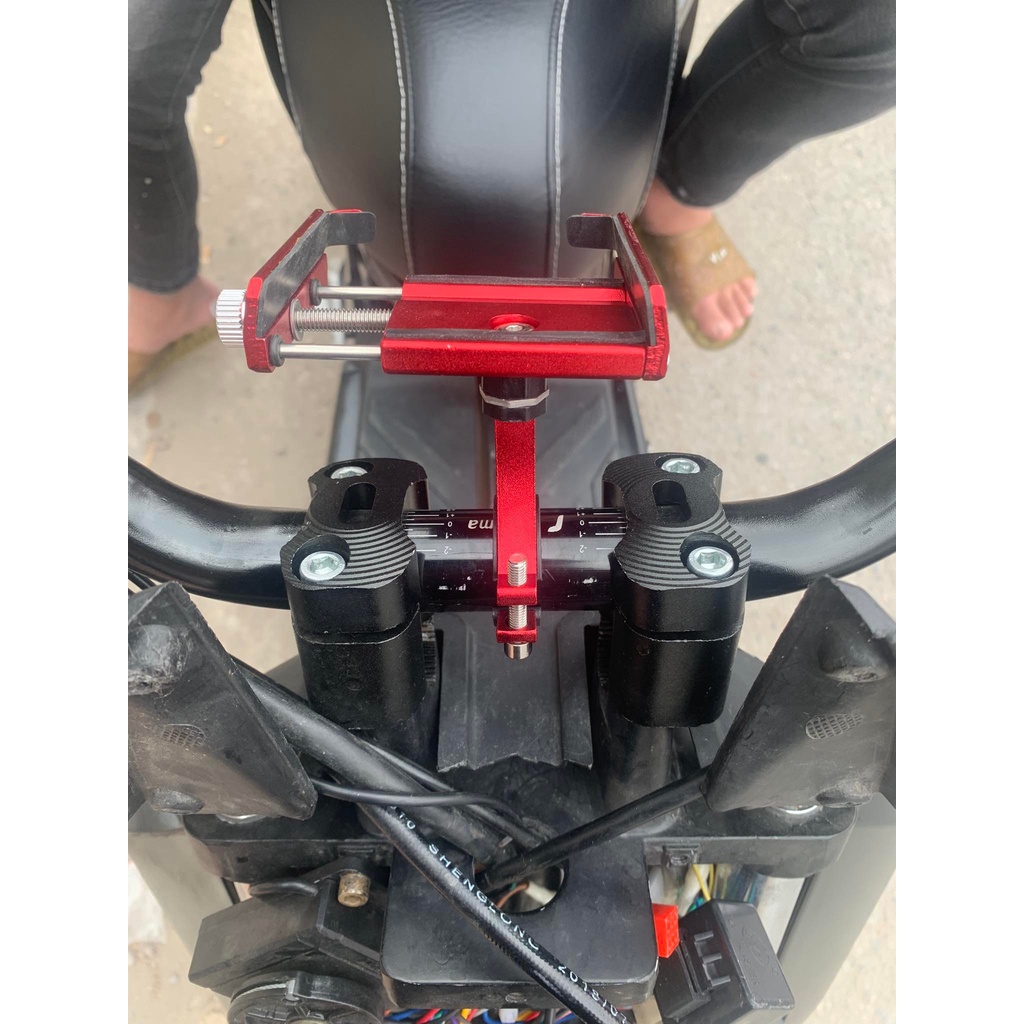 Giá đỡ kẹp điện thoại gắn ghi đông Trung Quốc chất liệu nhôm chắc chắn