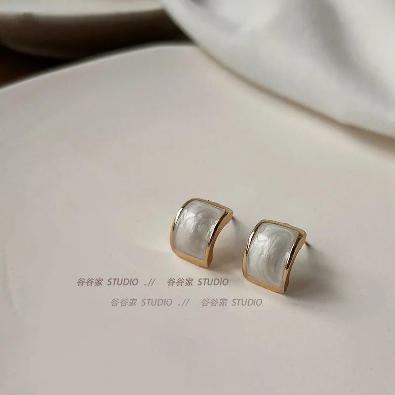 Bông tai bo tròn mặt đá trung niên hiện đại mẫu mới