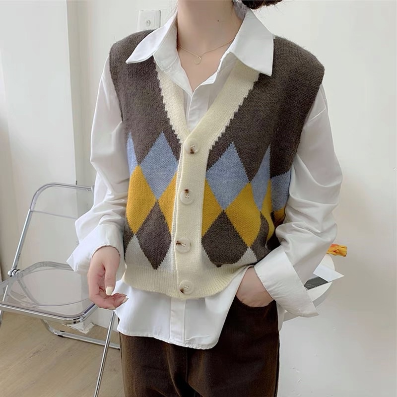 Áo len ghile họa tiết caro phối màu.