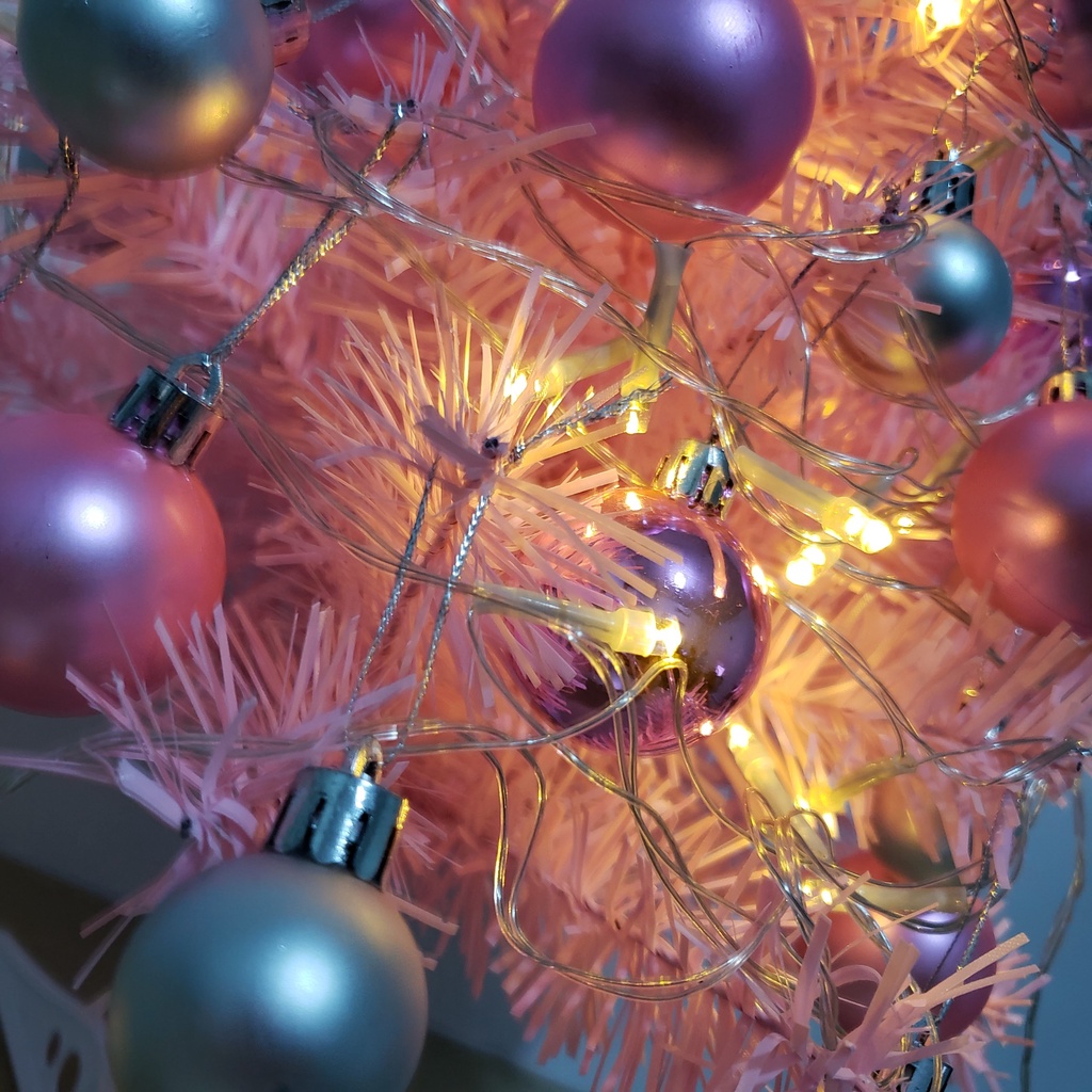 Cây Thông Noel 60CM Màu Hồng Trang Trí Dây Led Và Quả Châu Cực Đẹp