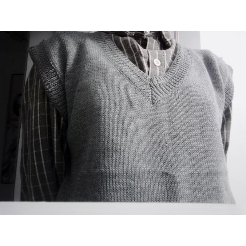 Áo sơ mi sọc + áo len gile xám giống Jisoo Black Pink