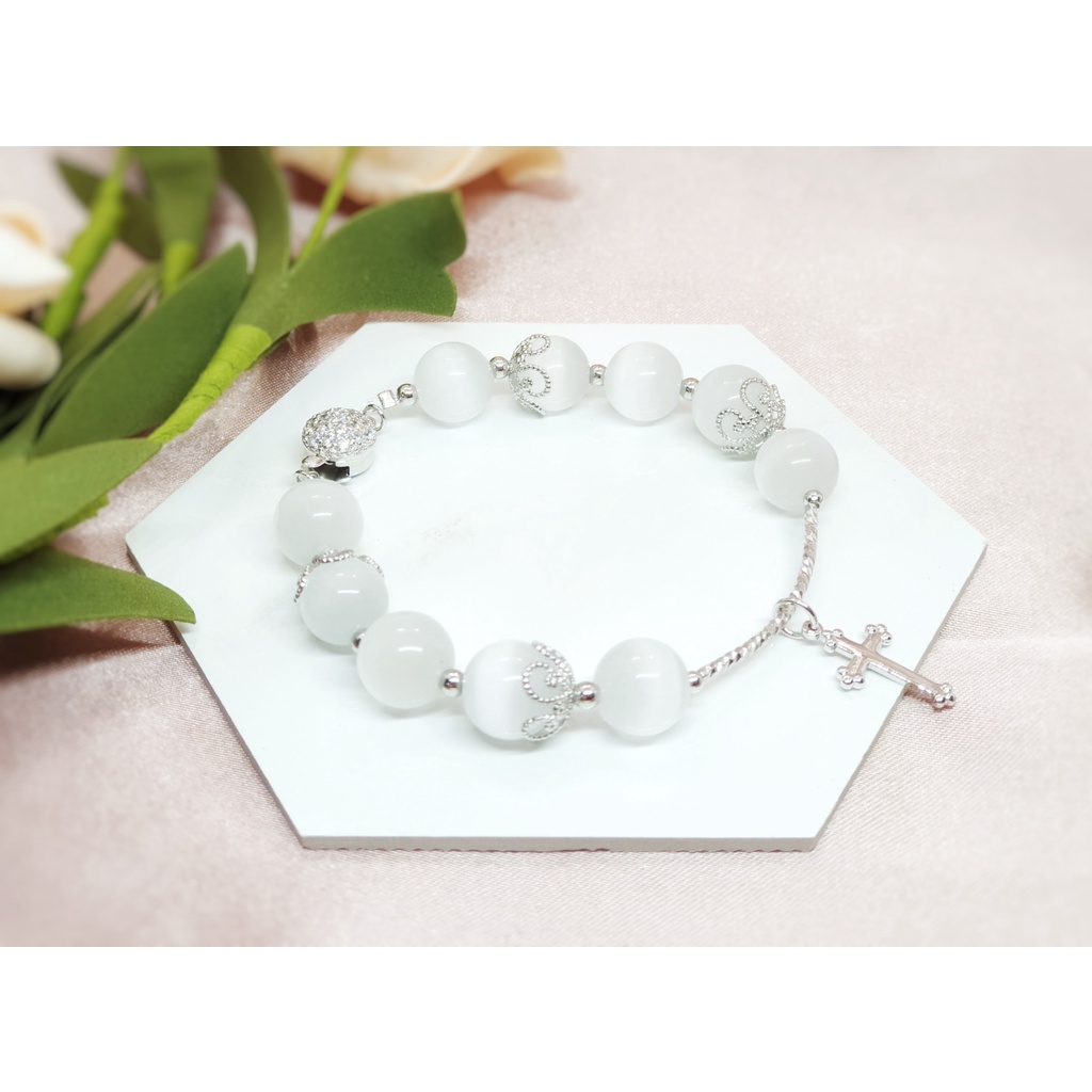 Vòng mân côi Simple White Chalcedony đính charm thánh giá mạ vàng thiết kế handmade tinh tế, phụ kiện quà tặng Công Giáo