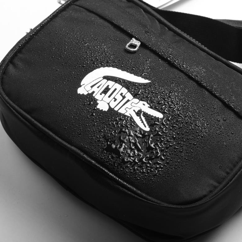 Túi đeo chéo LACOSTE LOGO FULL HỘP ĐỰNG KÈM .Size 23cm x 17cm x 6cm. Chất liệu vải si mềm chống nước ,nam tính mạnh mẽ