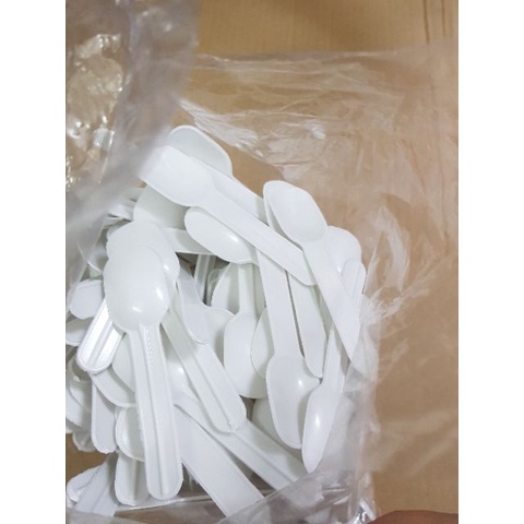 50 Muỗng nhựa nhỏ ăn sữa chua bánh plan dùng 1 lần
