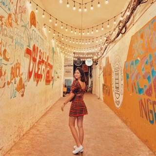 Đầm vintage đỏ trễ vai
