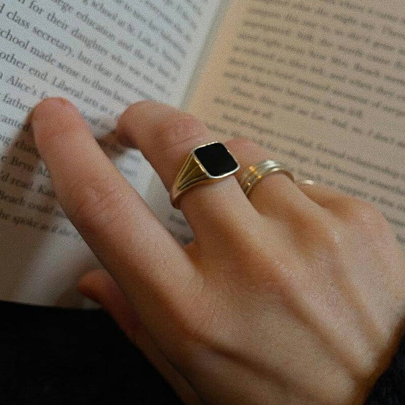 Nhẫn nam nữ titan màu vàng mặt vuông đá đen rãnh dọc không gỉ UR2109