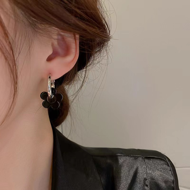 Khuyên Tai Hình Hoa Màu Đen Đơn Giản Thời Trang Hàn Quốc
