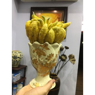 Lọ gốm đựng phật thủ trên ban thờ