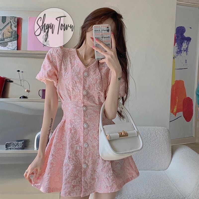 [GIÁ TỐT NHẤT-Sẵn 3 màu ]Đầm nữ cổ chữ V họa tiết dập nổi thanh lịch nữ tính, Váy gấm hở lưng hoạ tiết nổi tay bồng có | BigBuy360 - bigbuy360.vn