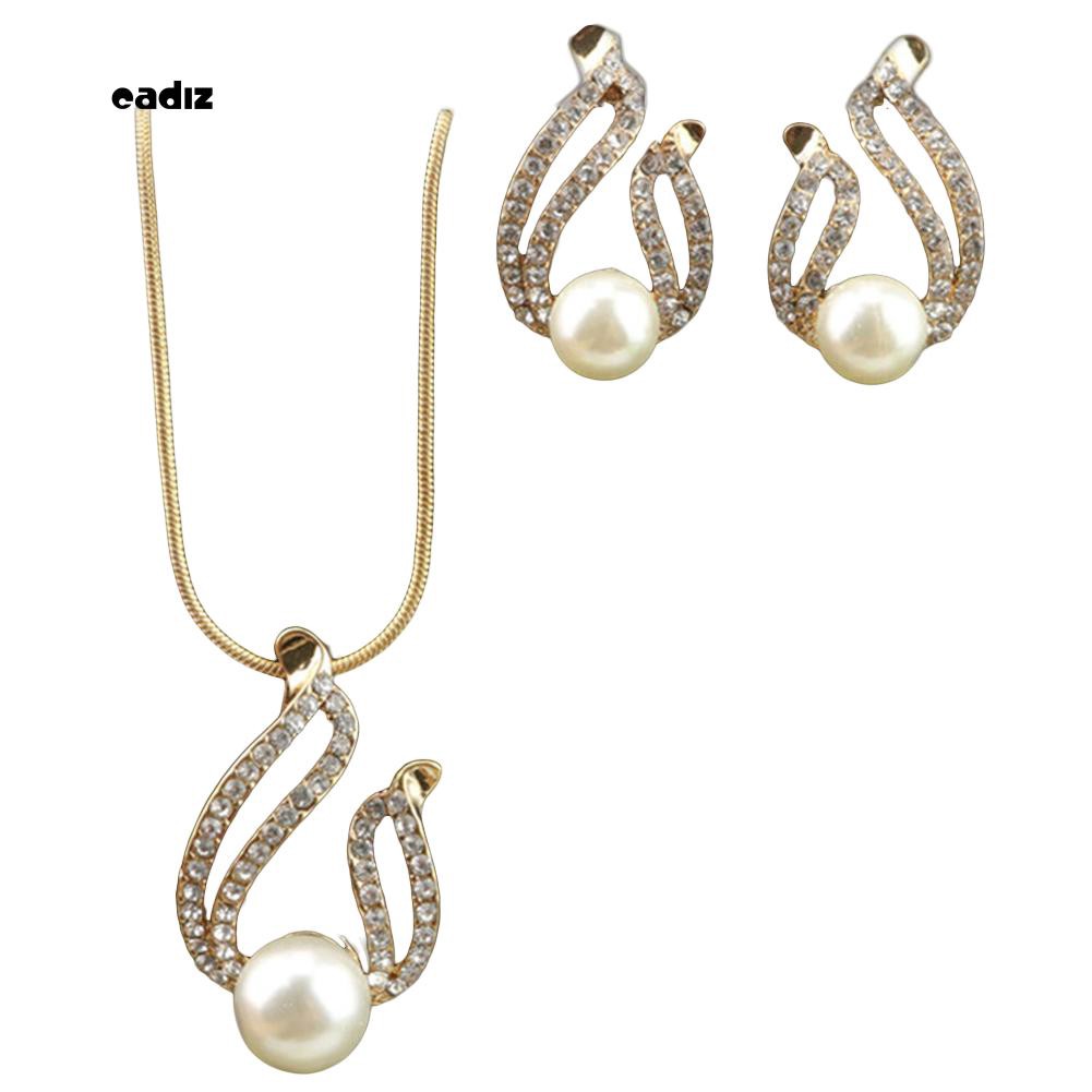 Bộ dây chuyền và khuyên tai đính hạt giả ngọc trai