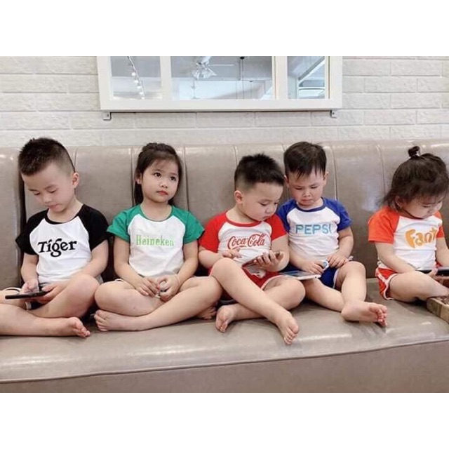 Com bo quần áo bé