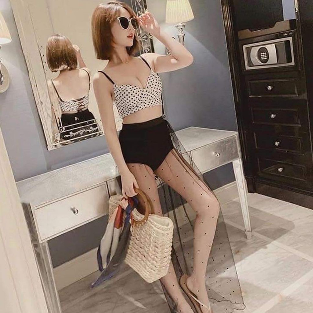 Bikini hai mảnh chấm bi phối váy voan