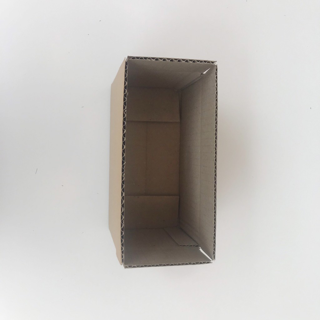 Hộp carton đóng hàng 3 lớp sóng A dày dặn giúp bảo quản tốt sản phẩm khi vận chuyển.