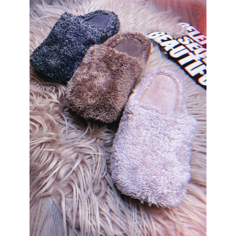 Dép long đi trong nhà