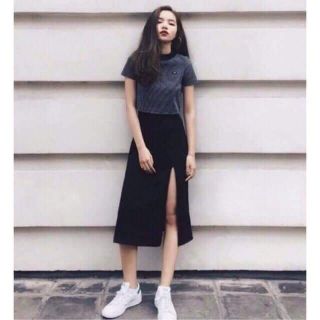 Chân váy midi xẻ tà màu đen