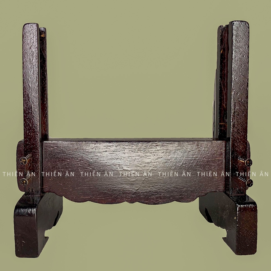 Chân khung hình thờ bằng gỗ giúp khung hình cao hơn 11cm, trang nghiêm hơn có 2 màu