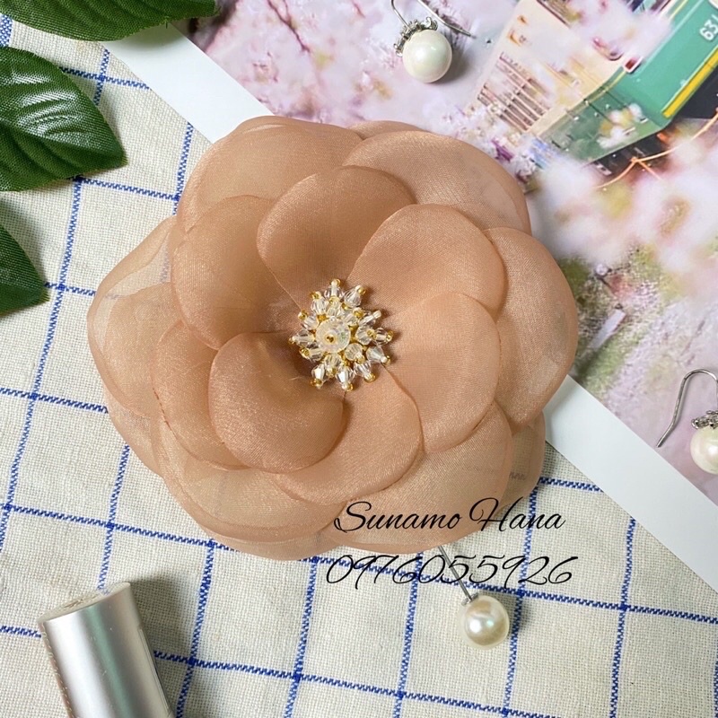 Hoa cài áo handmade nhuỵ đá