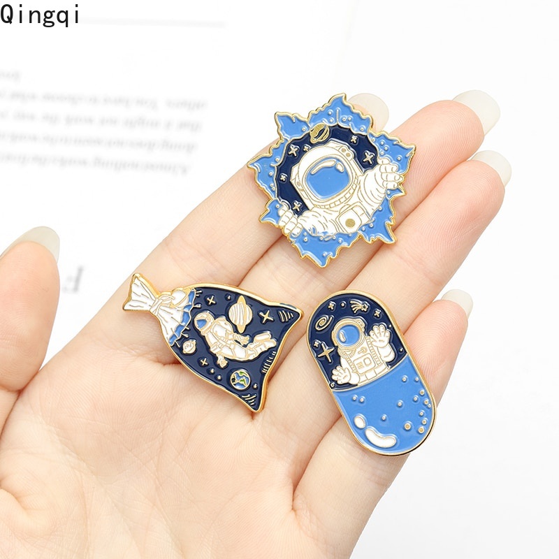 Ghim cài áo tráng men Miss Zoe hình phi hành gia hoạt hình dễ thương