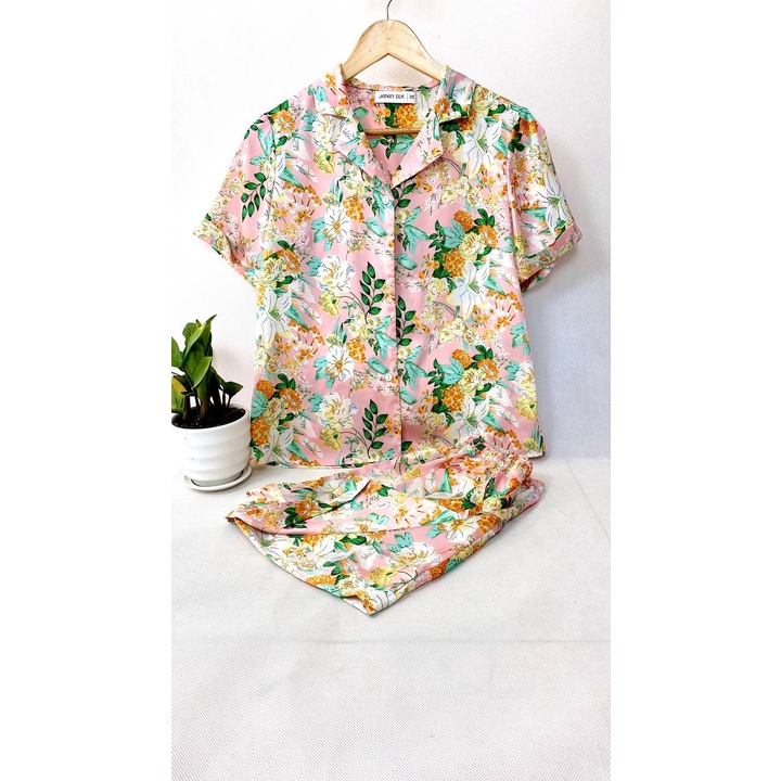 Đồ mặc nhà nữ Pyjama lụa JAPAN SILK, áo cộc quần đùi họa tiết hoa loa kèn trắng nền hồng tươi trẻ nhã nhặn BC059