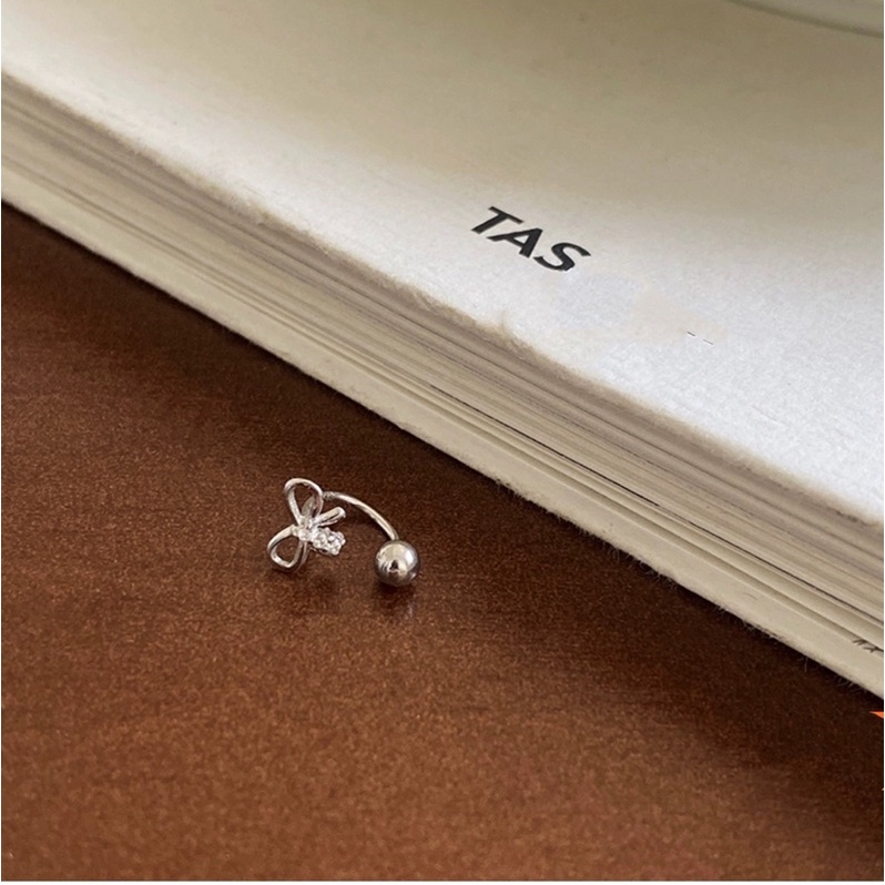 1 chiếc Khuyên tai nơ bi xinh /jesse store