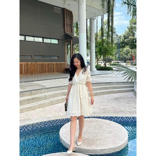 Đầm trắng cổ V