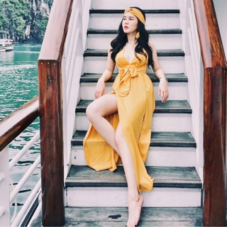 Đầm Maxi Vàng Xẻ Tà Kèm Băng Đô Xinh Kiêu