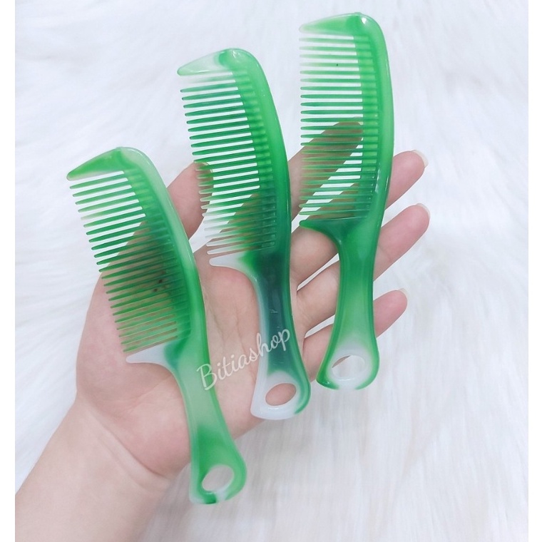 1 CÂY LƯỢC NHỰA MINI MÀU TRƠN BỎ TÚI