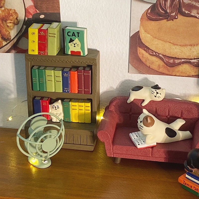 Mô hình mèo chủ đề tiệm sách