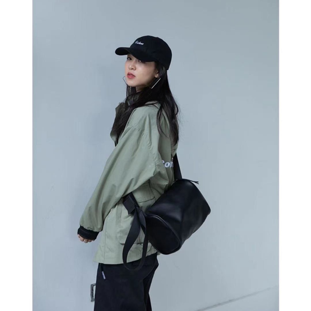 Túi trống đeo chéo đeo vai trơn màu đen dáng cơ bản unisex dành cho nam và nữ