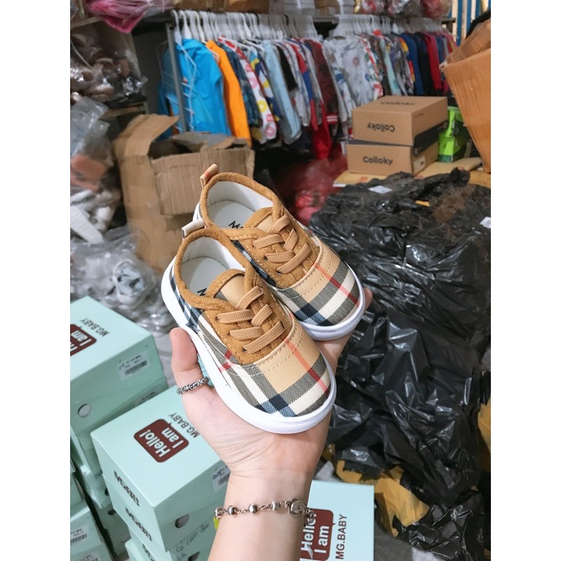 Giày buberry cho bé . Trai gái mang đều đc hết. Chất siêu nhẹ , mềm êm chân cực kỳ (sz 21-30)