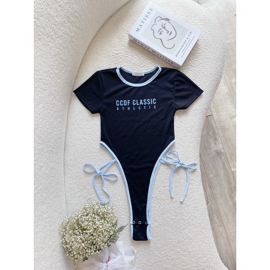 Body suit tay ngắn viền xanh in chữ ôm body cột dât 2 bên eo cực sexy , chất thun gân mềm mát