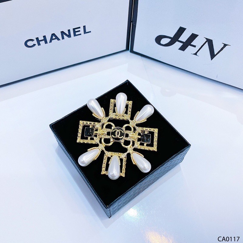 cài áo chanel hoa