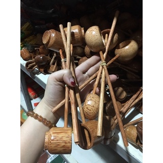 Gáo dừa múc rượu bằng gỗ